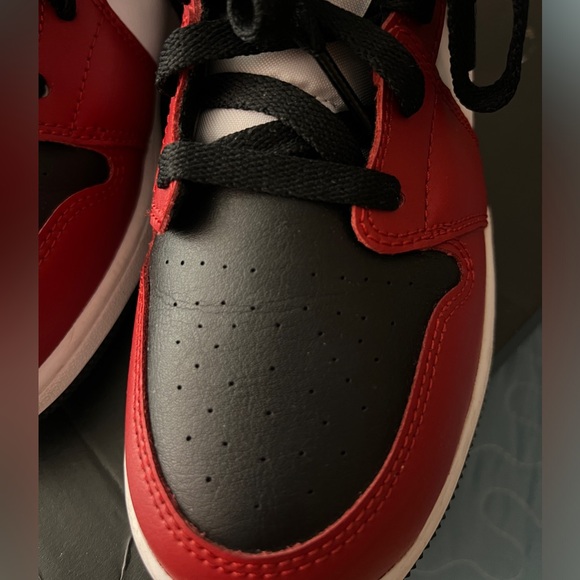 JORDAN 1 MID CHICAGO BLACK TOE GS | Size 6Y - Picture 6 of 11